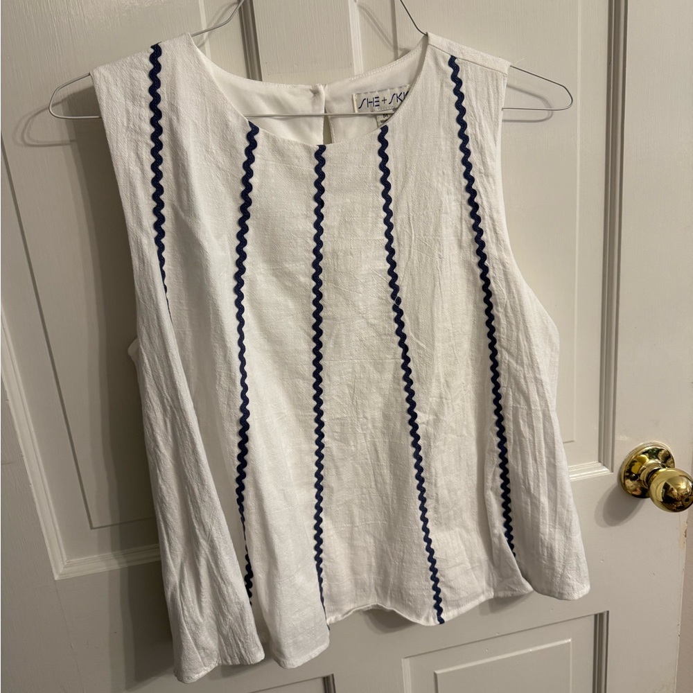 Sleeveless top with ric-rac